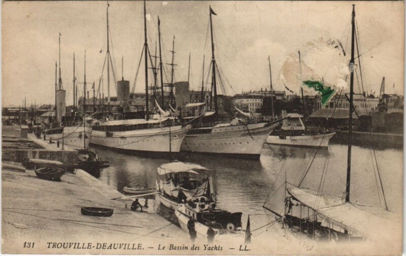Carte postale ancienne Trouville Deauville - Le Bassin des Yachts à Deauville