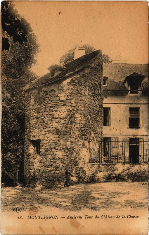 Carte postale ancienne Montlignon Ancienne Tour du Chateau de la Chasse à Montlignon