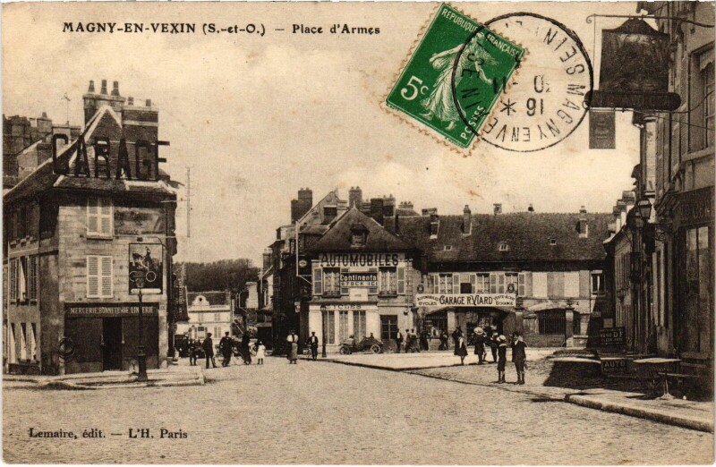 Carte postale ancienne Magny en Vexin Place d'Armes à Magny-en-Vexin