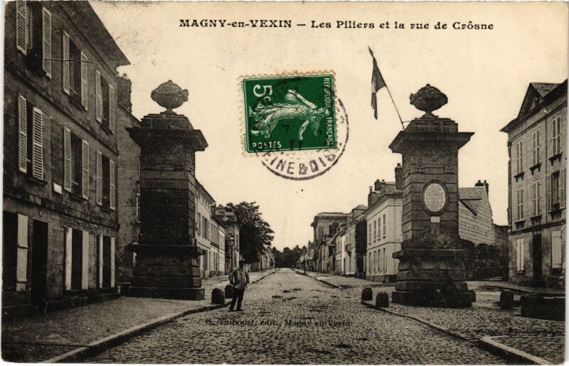 Carte postale ancienne Magny en Vexin Les Piliers et la Rue de Crosne à Magny-en-Vexin