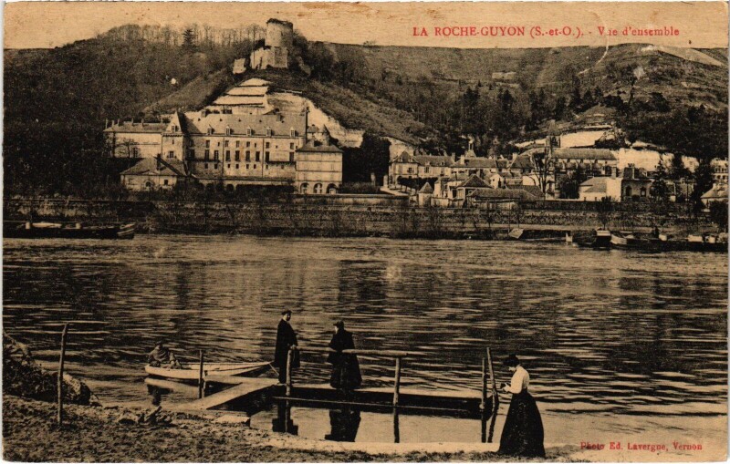 Carte postale ancienne La Roche Guyon vue d'ensemble à La Roche-Guyon