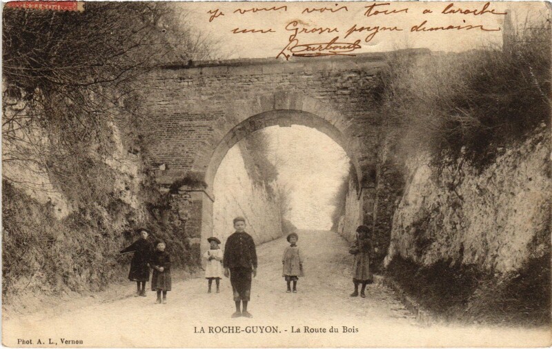 Carte postale ancienne La Roche Guyon Route du Bois à La Roche-Guyon