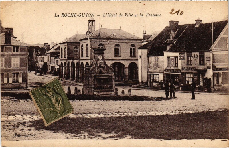 Carte postale ancienne La Roche Guyon Hotel de Ville et la Fontaine à La Roche-Guyon