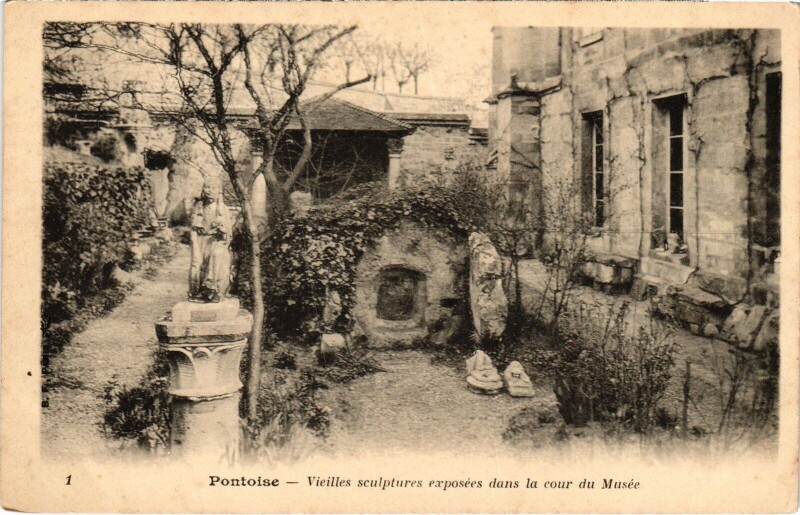 Carte postale ancienne Pontoise Vieilles sculptures exposees dans la cour du Musee à Pontoise