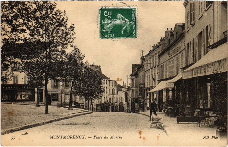 Carte postale ancienne Montmorency Place du Marche à Montmorency
