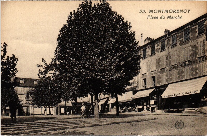 Carte postale ancienne Montmorency Place du Marche à Montmorency
