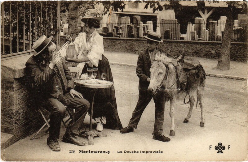 Carte postale ancienne Montmorency La Douche improvisee à Montmorency