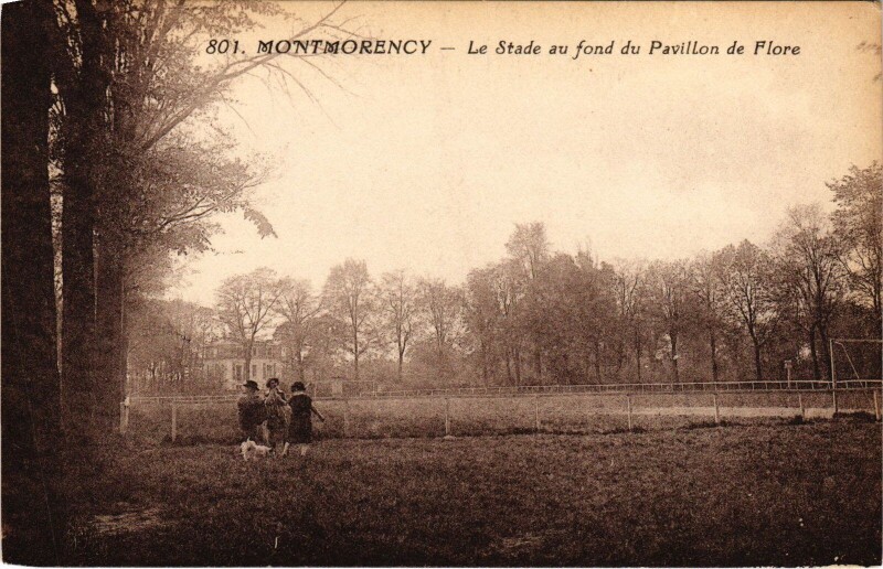 Carte postale ancienne Montmorency Le Stade au fond du Pavillon de Flore à Montmorency