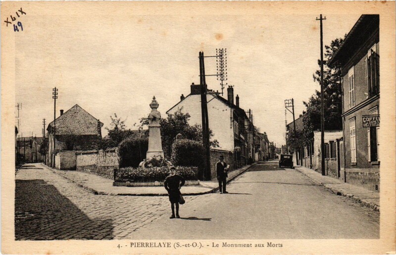 Carte postale ancienne Pierrelaye Monument aux Morts à Pierrelaye
