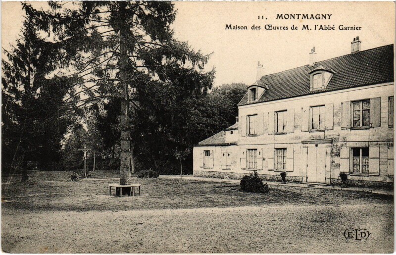 Carte postale ancienne Montmagny Maison des Oeuvres de M. l'Abbe Garnier à Montmagny