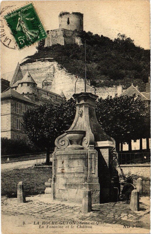 Carte postale ancienne La Roche Guyon Fontaine et le Chateau à La Roche-Guyon