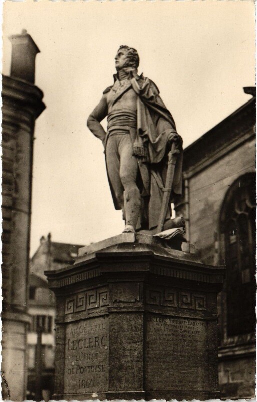 Carte postale ancienne Pontoise Statue au General Leclerc à Pontoise