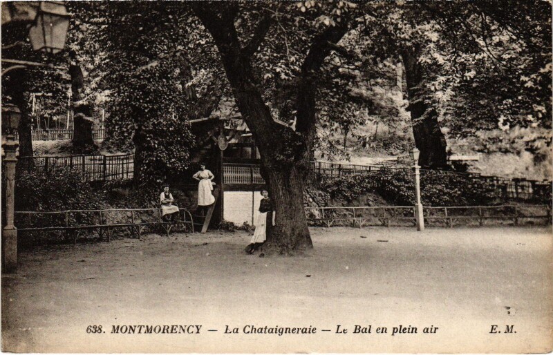 Carte postale ancienne Montmorency La Chataigneraie Le Bal en plein air à Montmorency