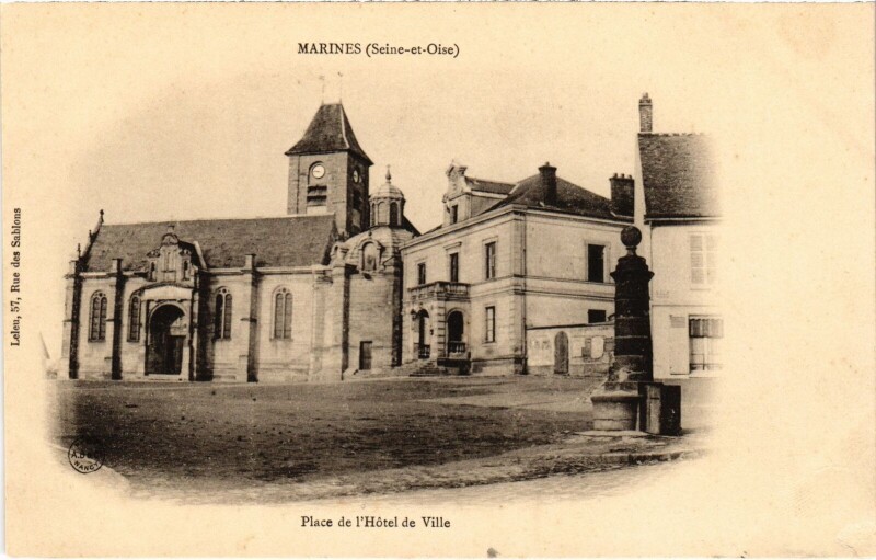 Carte postale ancienne Marines Place de l'Hotel de Ville à Marines
