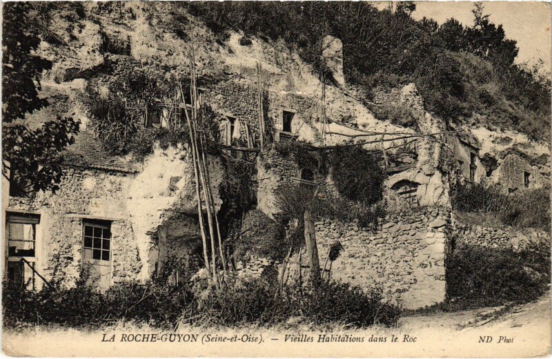 Carte postale ancienne La Roche Guyon Vieilles Habitations dans le Roc à La Roche-Guyon