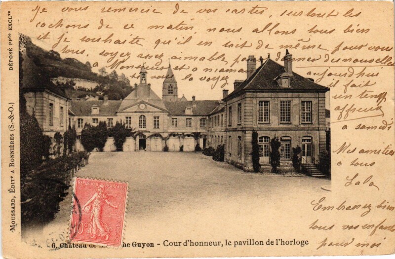Carte postale ancienne La Roche Guyon Cour d'honneur le pavillon de l'horloge à La Roche-Guyon