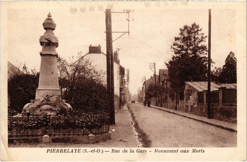 Carte postale ancienne Pierrelaye Rue de la Gare Monument aux Morts à Pierrelaye