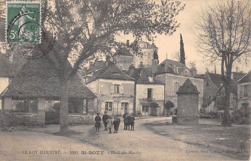 Carte postale ancienne Saint Sozy Place Du Marche à Saint-Sozy