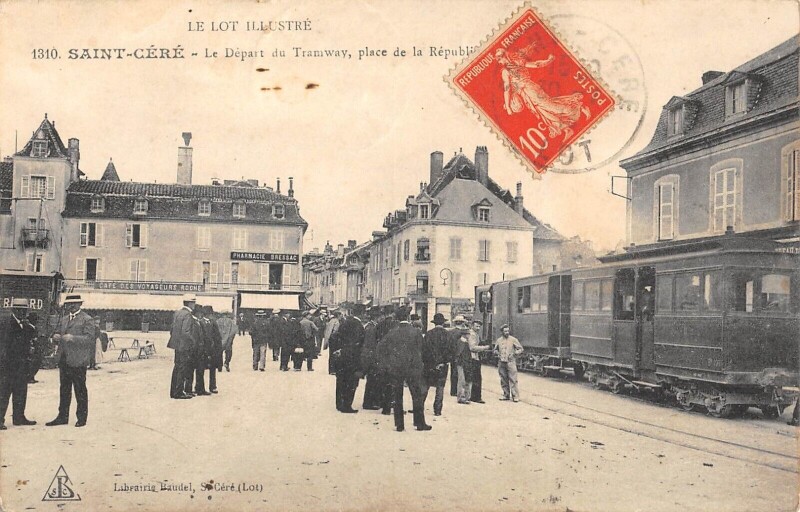 Carte postale ancienne Saint Cere Le Depart Du Tramway Place De La Republique - Train Dans La Ru