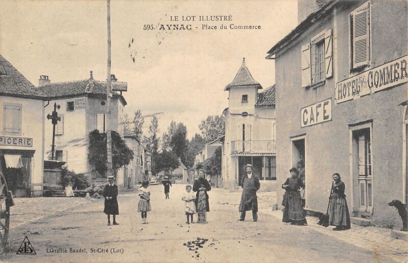 Carte postale ancienne Aynac Place Du Commerce à Aynac