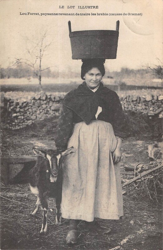 Carte postale ancienne Le Lot Lou Forrat Paysanne Revenant De Traire Les Brebis Causse De Gramat à Gramat