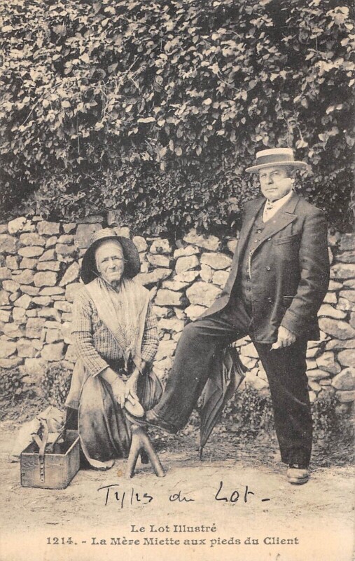 Carte postale ancienne Le Lot La Mere Miette Aux Pieds Du Client