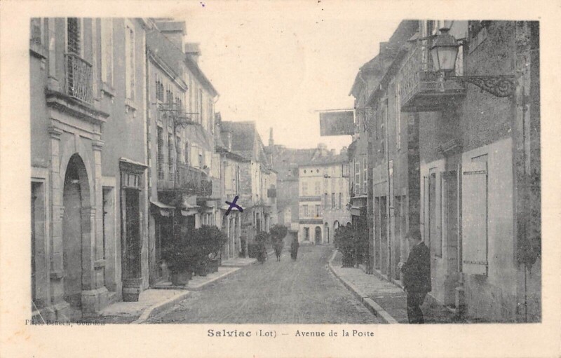 Carte postale ancienne Salviac Avenue De La Poste à Salviac