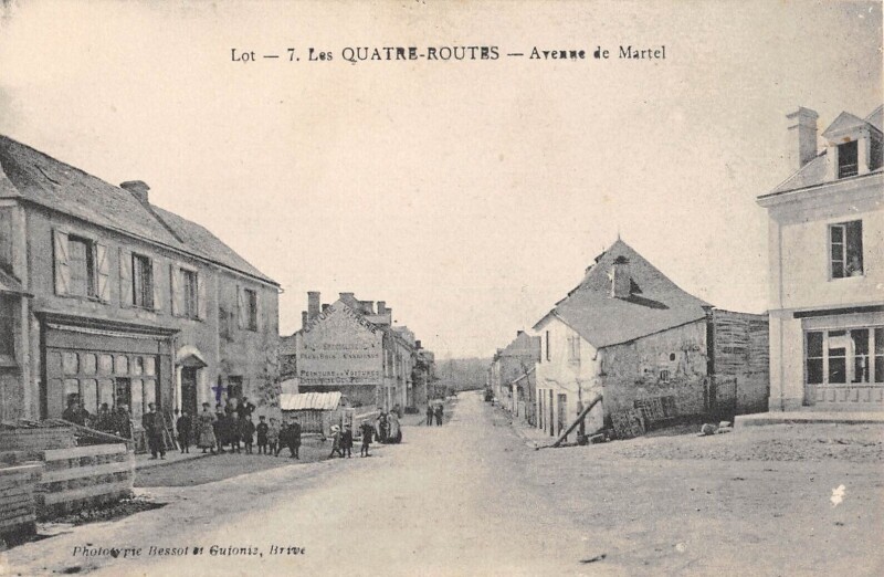 Carte postale ancienne Les Quatre Routes Avenue De Martel à Martel