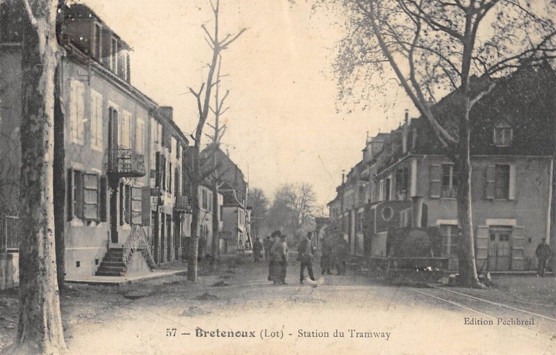 Carte postale ancienne Bretenoux Station Du Tramway - Train Dans La Rue à Bretenoux