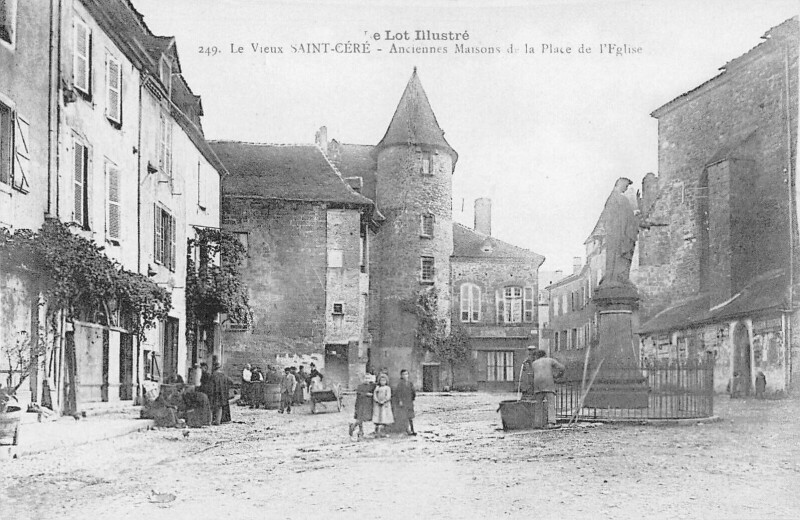 Carte postale ancienne Vieux Saint Cere Anciennes Maisons Place De L'Eglise