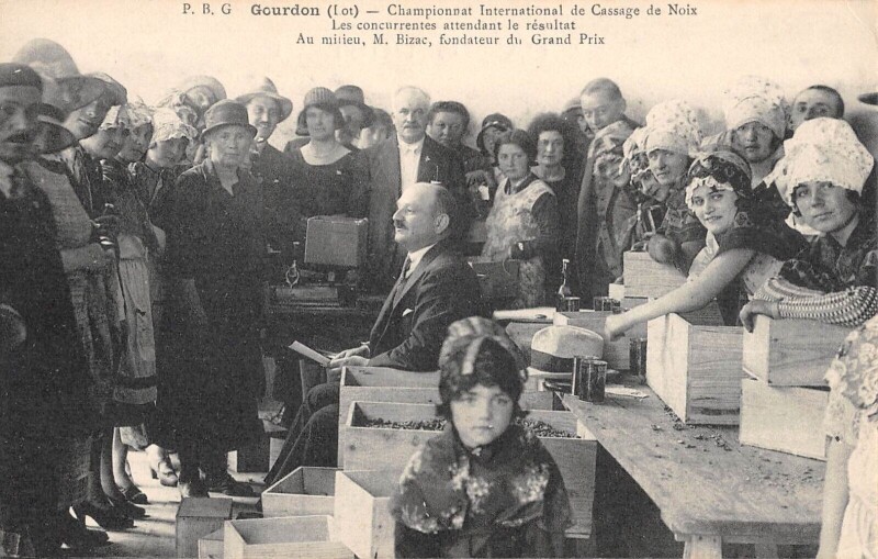 Carte postale ancienne Gourdon Championnat International De Cassage De Noix Les Concurrentes à Gourdon