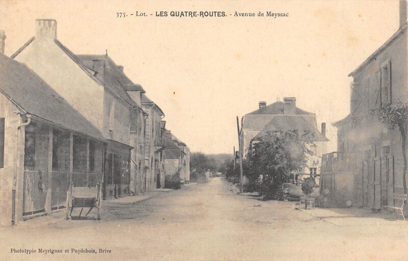 Carte postale ancienne Les Quatre Routes Avenue De Meyssac