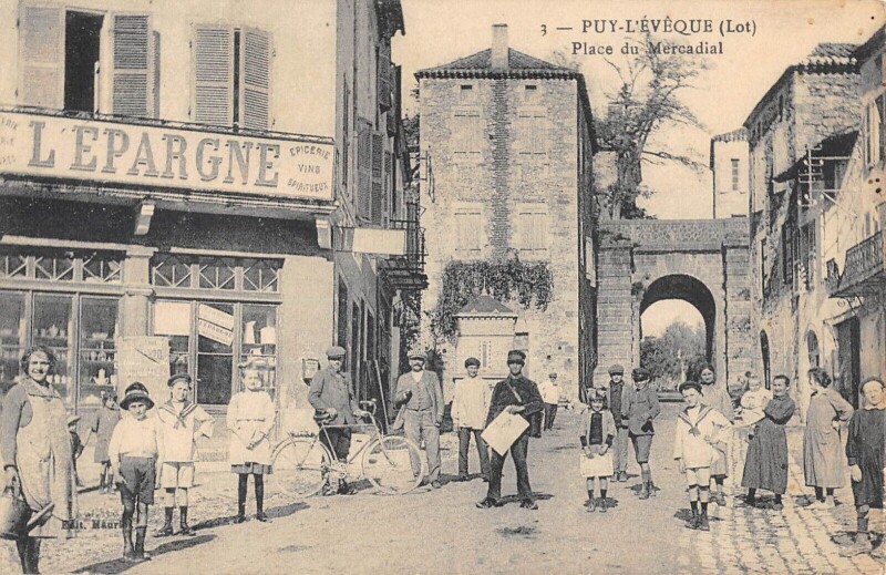 Carte postale ancienne Puy L'Eveque Place Du Mercadial