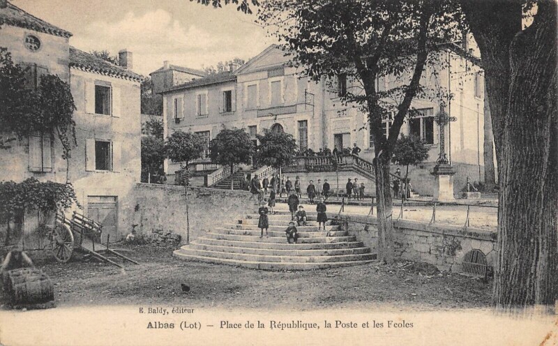 Carte postale ancienne Albas Place De La Republique Poste Et Ecoles à Albas