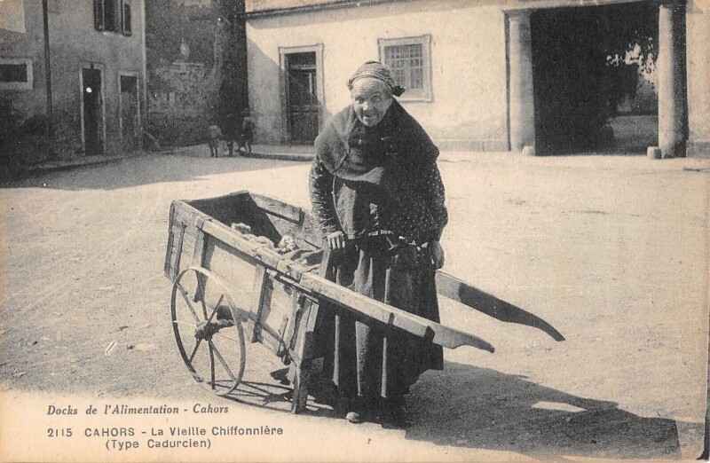 Carte postale ancienne Cahors Une Vieille Chiffonniere à Cahors