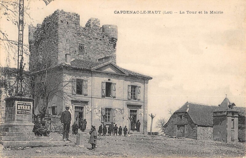Carte postale ancienne Capdenac Le Haut La Tour Et La Mairie à Capdenac