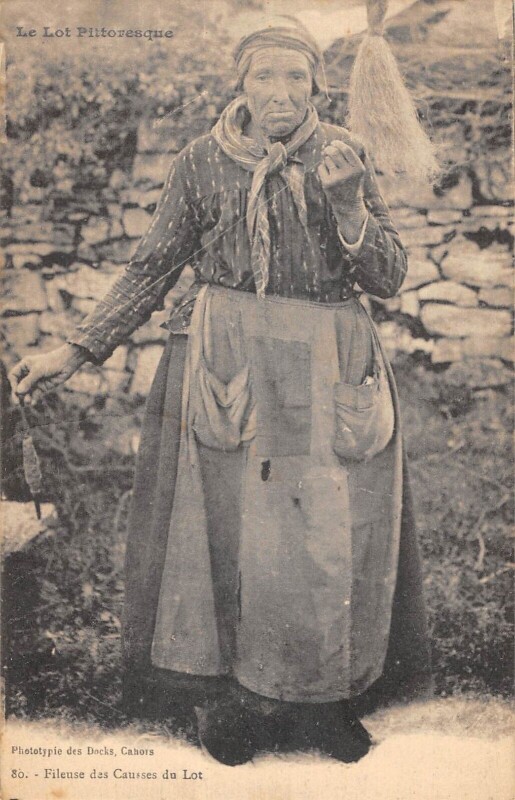 Carte postale ancienne Fileuse Des Causses Du Lot