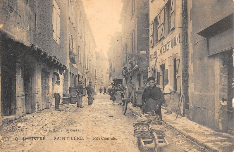 Carte postale ancienne Saint Cere Rue Centrale
