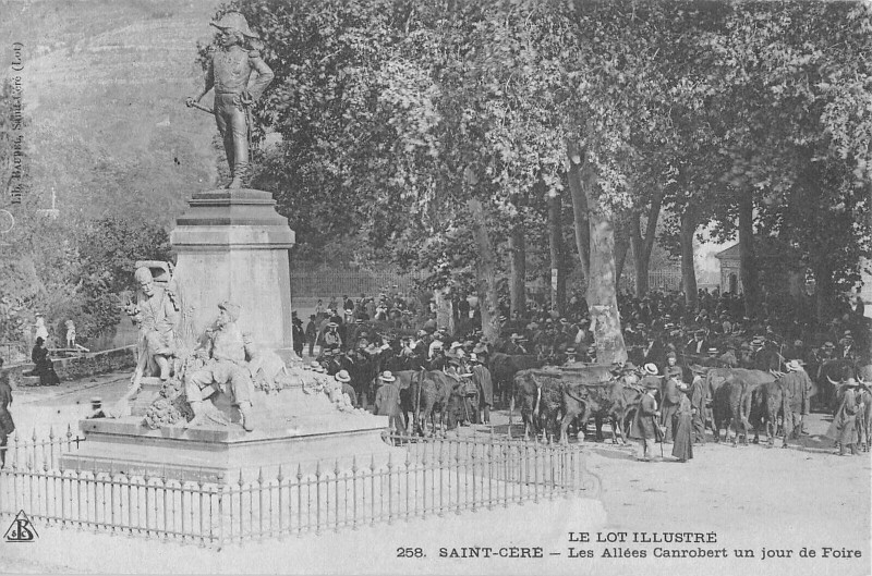 Carte postale ancienne Saint Cere Les Allees Canrobert Un Jour De Foire