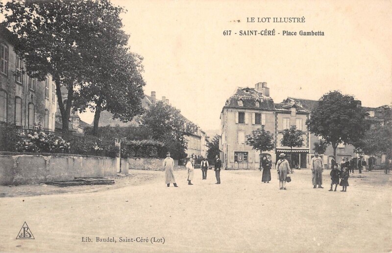 Carte postale ancienne Saint Cere Place Des Combattants