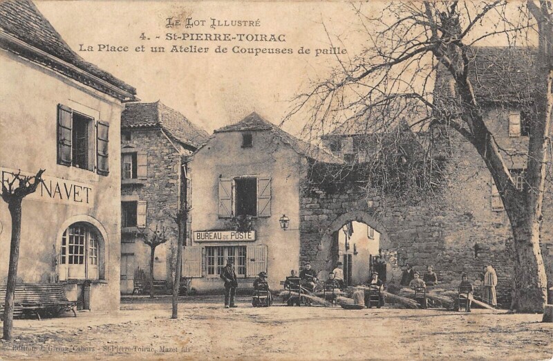 Carte postale ancienne Saint Pierre Toirac La Place Et Un Atelier De Coupeuses De Paille - Rare à Saint-Pierre-Toirac