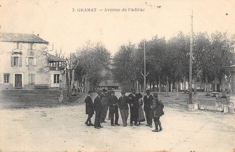 Carte postale ancienne Gramat Avenue De Padirac à Gramat