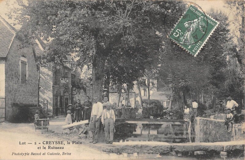 Carte postale ancienne Creysse La Place Et Le Ruisseau à Creysse
