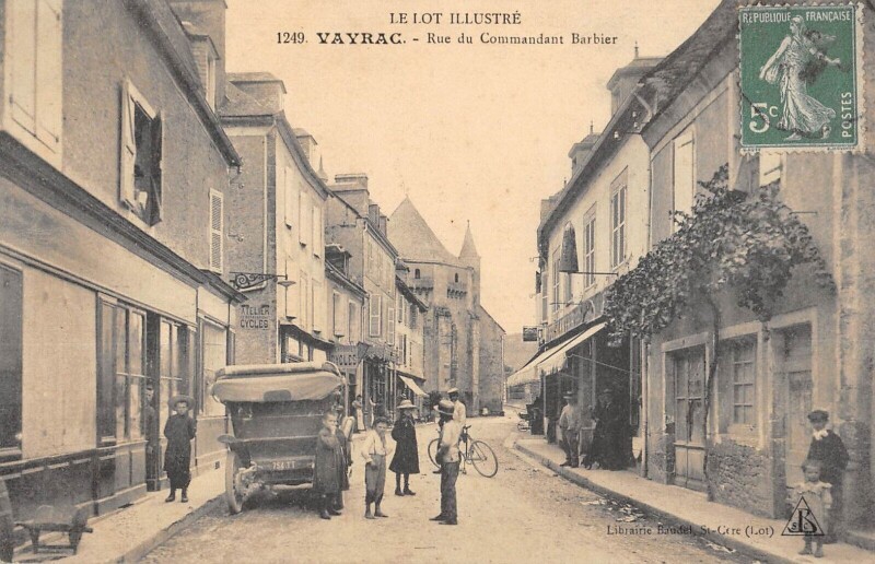 Carte postale ancienne Vayrac Rue Du Commandant Barbier à Vayrac