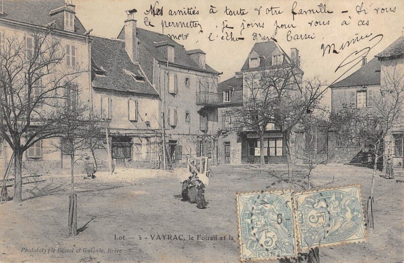 Carte postale ancienne Vayrac Le Foirail Et La Place à Vayrac