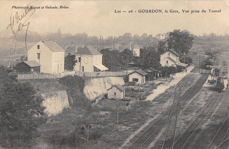 Carte postale ancienne Gourdon La Gare Vue Prise Du Tunnel à Gourdon