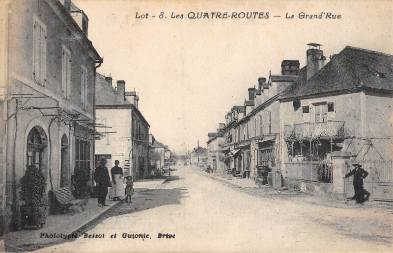 Carte postale ancienne Les Quatre Routes La Grand Rue