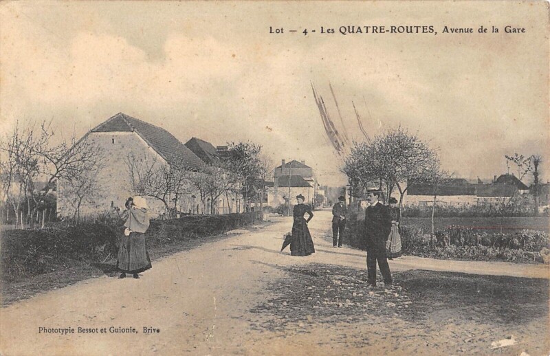 Carte postale ancienne Les Quatre Routes Avenue De La Gare