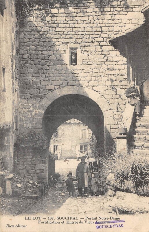 Carte postale ancienne Sousceyrac Soucirac Portail Notre Dame Fortification Entree Du Vieux à Soucirac