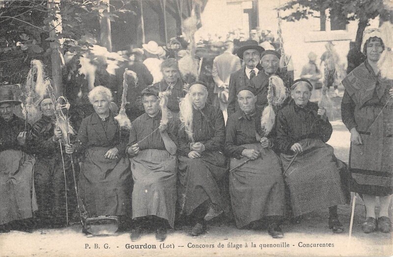 Carte postale ancienne Gourdon Concours De Filage A La Quenouille Concurentes à Gourdon